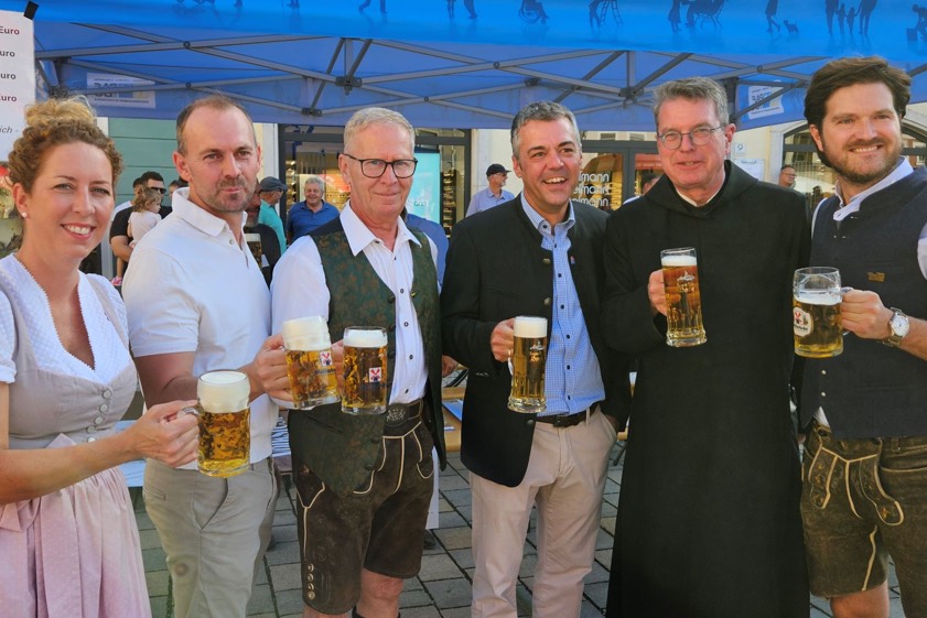 Festwirtin Julia Spitzenberger (von links), Festwirt Andreas Widmann, Dritter Bürgermeister und Volksfest-Referent Roland Dörfler, Erster Bürgermeister Thomas Herker, Pater Lukas Wirth von der Kloster-Brauerei in Scheyern sowie Manuel Müller, der Chef der Brauerei Müllerbräu. Fotos: Stadt Pfaffenhofen
