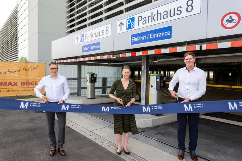 Von links: Jens Arndt (Leiter "Real Estate" der Flughafen-München-GmbH), Maria Dahlhaus (Leiterin "Commercial Activities" der Flughafen-München-GmbH); Johann Bögl (Vorsitzender Gesellschafter der Firmen-Gruppe Max Bögl). Foto: FMG