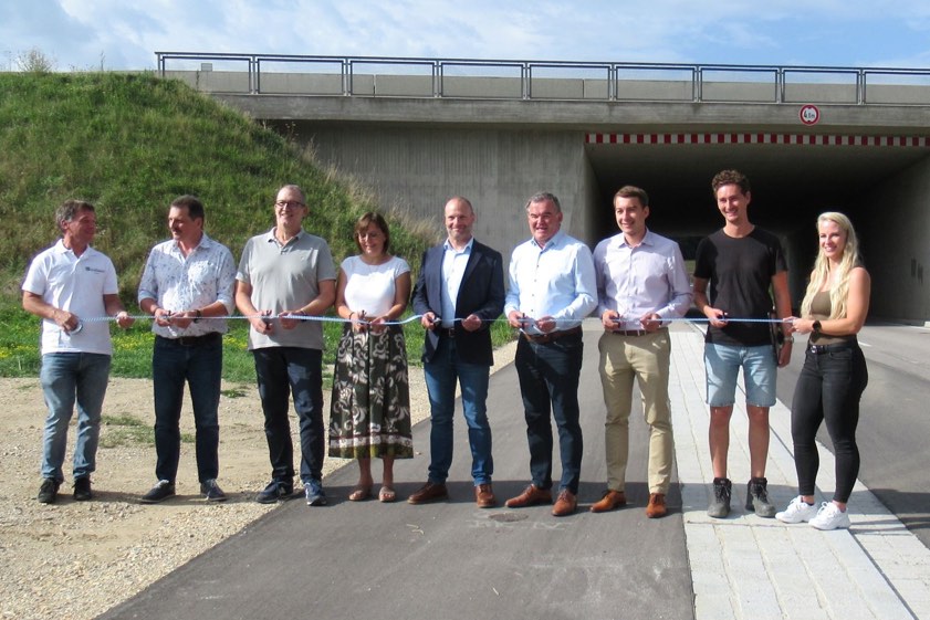 Von links: Martin Reis (Tiefbau-Abteilung des Landkreises), Christian Zientek (Wipfler-Plan), Tobias Schmitz (Vize-Bürgermeister von Rohrbach), Anita Schöffmann (Gemeinde Rohrbach), Andreas Krimm (Leiter der Tiefbau-Abteilung des Landkreises), Landrat Albert Gürtner, der Rohrbacher Bürgermeister Christian Keck, Jonas Hetzenecker (Wipfler-Plan) und Susanne Lorchheim (Tiefbau-Abteilung des Landkreises). Foto: Koch