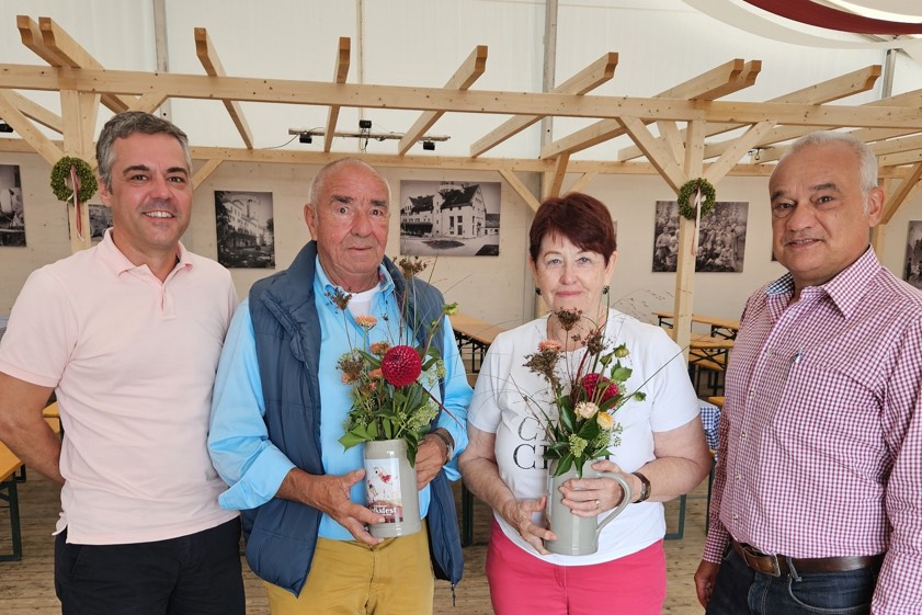 Bürgermeister Thomas Herker (von links), Schausteller Oswald Baumgärtner junior und Käse-Stand-Betreiberin Ulrike Eisenmann sowie Hans-Dieter Kappelmeier von der Stadtverwaltung. Foto: Stadt Pfaffenhofen
