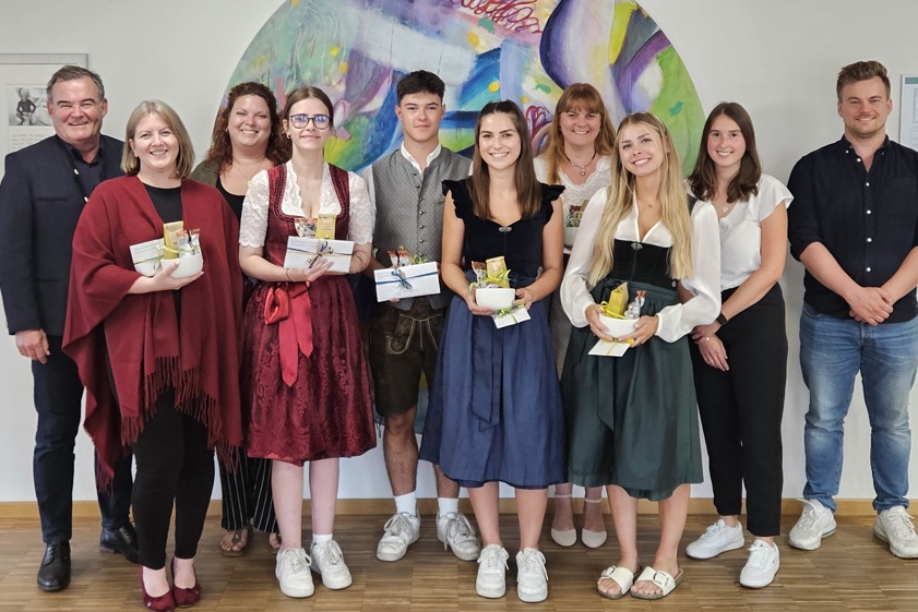 Einige der Absolventen mit Landrat Albert Gürtner (links) und Ausbildungs-Leiterin Sophia Fischer (Zweite von rechts) sowie Michael Kuchenbuch (rechts), zuständig für Fort- und Weiterbildung am Landratsamt. Foto: Rottler