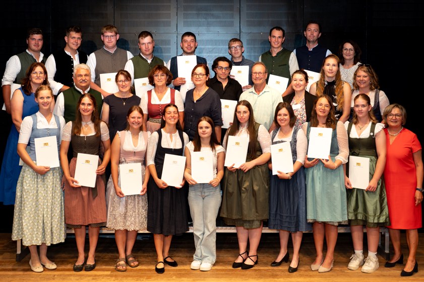 Die Absolventinnen und Absolventen aus dem Landkreis Pfaffenhofen, eine Absolventin aus dem Kreis Freising sowie Ehrengäste. Fotos: Foto Gastager