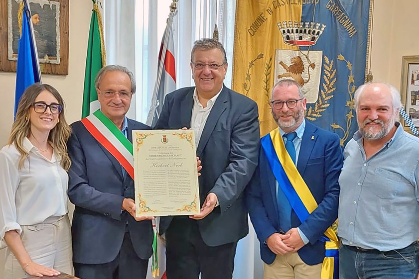 Der Manchinger Altbürgermeister Herbert Nerb (Mitte) erhielt von Castelnuovos Bürgermeister Andrea Tagliasacchi (Zweiter von links) die Urkunde zur Ernennung zum Ehrenbürger. Mit auf dem Bild Stadträtin Rebecca Moscardini, Stadtrats-Präsident Niccolò Roni und Stadtrat Alessandro Pedreschi. Foto: Nerb