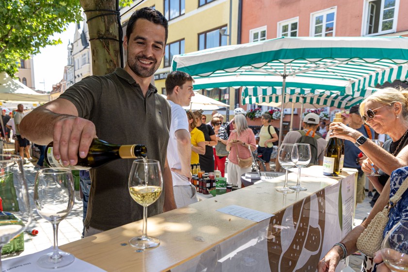 Auf dem Wochenmarkt von Pfaffenhofen bietet die hiesige Direkt-Vermarkter-Initiative eine Bio-Weinprobe an. Archivfoto: Karl Ebensberger