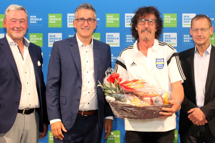 Anton Wagner (Zweiter von rechts) erhielt in Würdigung seiner langjährigen Funktionärs-Tätigkeit neben einer ausgiebigen Laudatio auch einen stattlichen Präsent-Korb. Mit auf dem Bild: BFV-Bezirks-Vorsitzender Robert Schraudner, Verbands-Schiedsrichter-Obmann Sven Laumer und Bezirks-Schiedsrichter-Obmann Gerhard Kirchbichler. Foto: oh