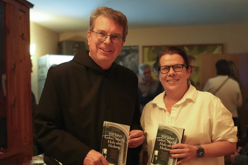 Pater Lukas Wirth vom Kloster in Scheyern und Kerstin Schnapp, Medien-Unternehmerin aus Pfaffenhofen, bei der Buch-Vorstellung. Foto: oh
