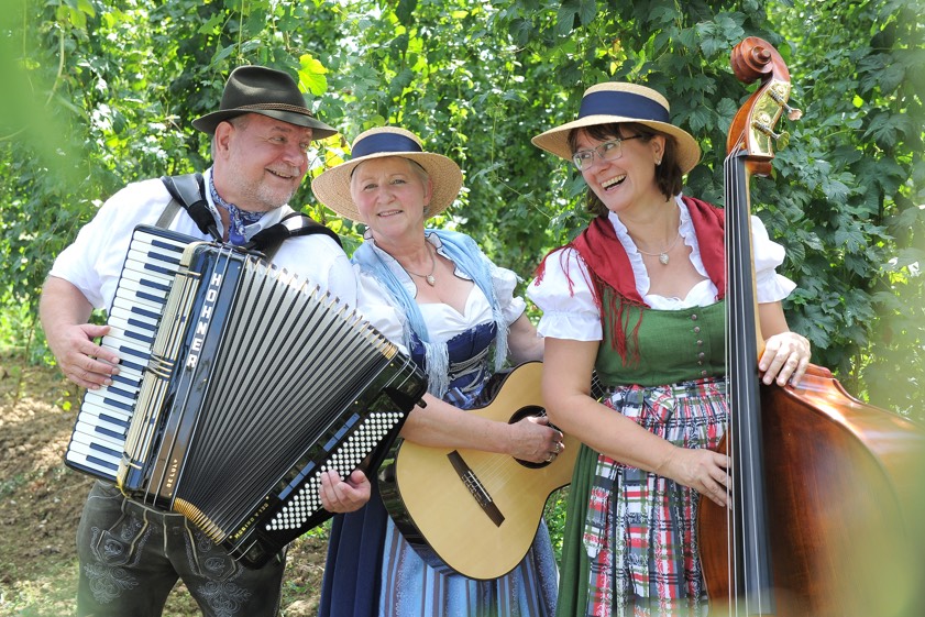 Edwin Stelzmüller, Brigitte Stelzmüller und Brigitte Gänsheimer sind "De Holledauer Zuagroasdn". Fotos: oh