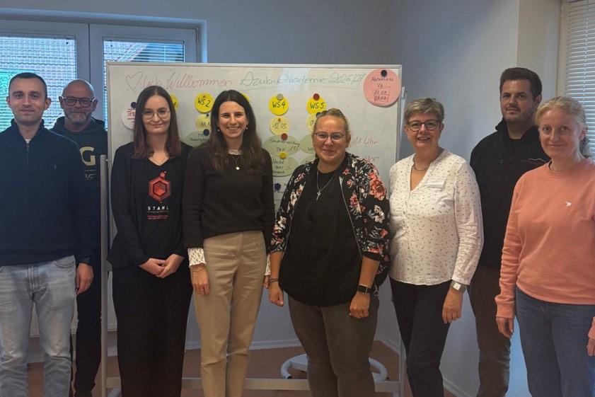 Jutta Schoofs (Dritte von rechts) vom KUS mit Vertreterinnen und Vertretern der Ausbildungs-Betriebe zum Auftakt der Azubi-Akademie für das Lehrjahr 2026/27. Foto: Freigang