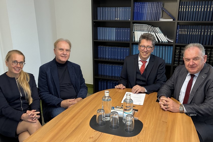Klinik-Geschäftsführerin Claudia Eder (von links), Clemens Prokop vom Vorstand des Diözesan-Caritas-Verbands im Bistum Regensburg, Notar Matthias Bierhenke und der Kelheimer Landrat Christian Nerb. Foto: Landratsamt Kelheim